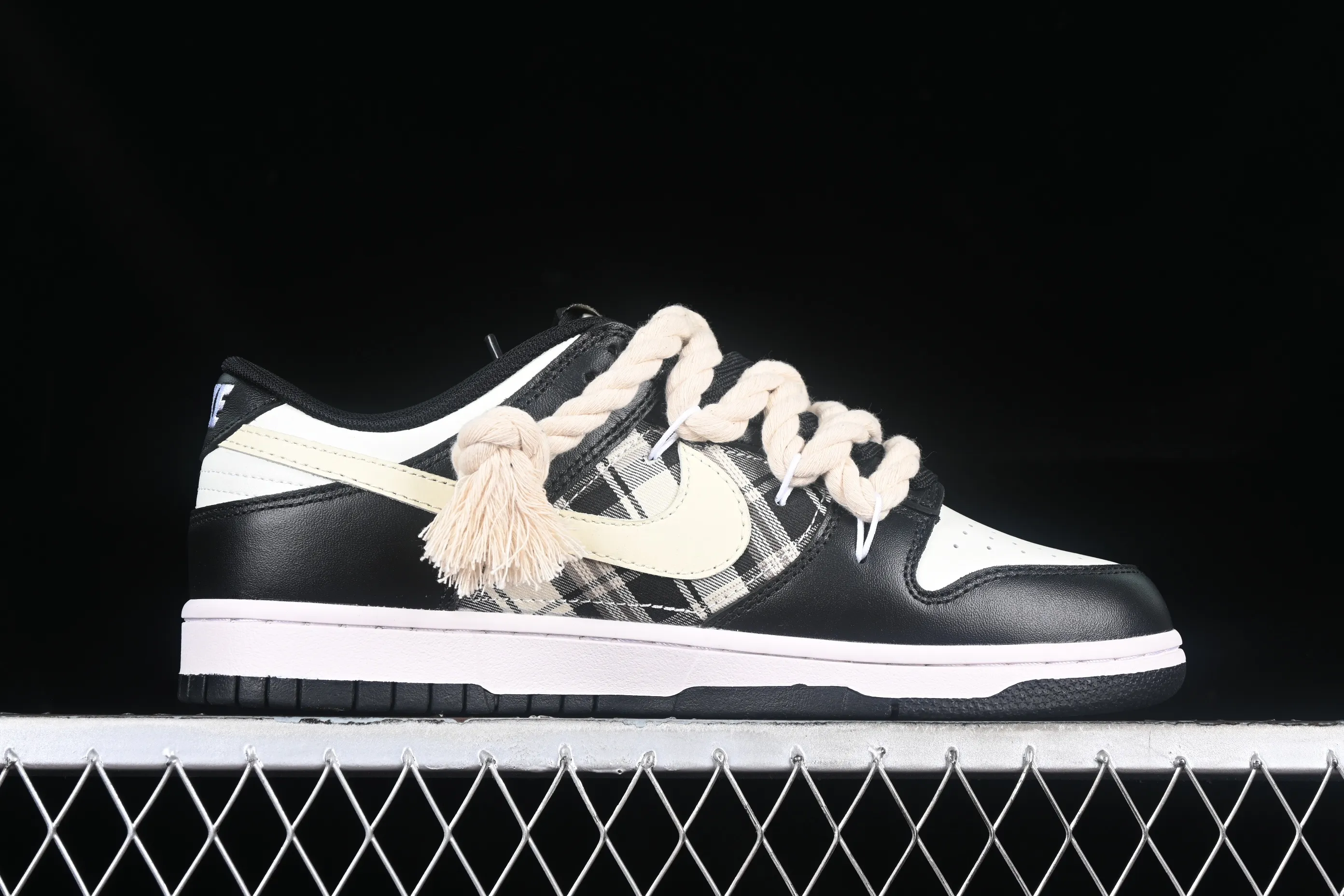 All categories Nk SB Dunk series Nk SB Dunk Low low-top sneakers Nk Dunk Low Fire Heart Scottish distressed panda SB deconstructed strap low-top retro casual sneakers DD1391-100